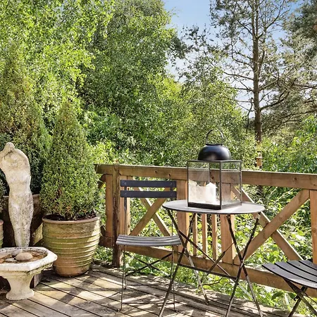 Step Through The Gate And Feel Peace In The Woods Semesterbostad *